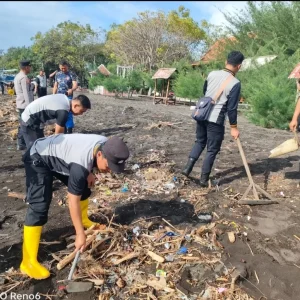 Polres Banyuwangi Kerahkan Anggota Bersihkan Pulau Santen