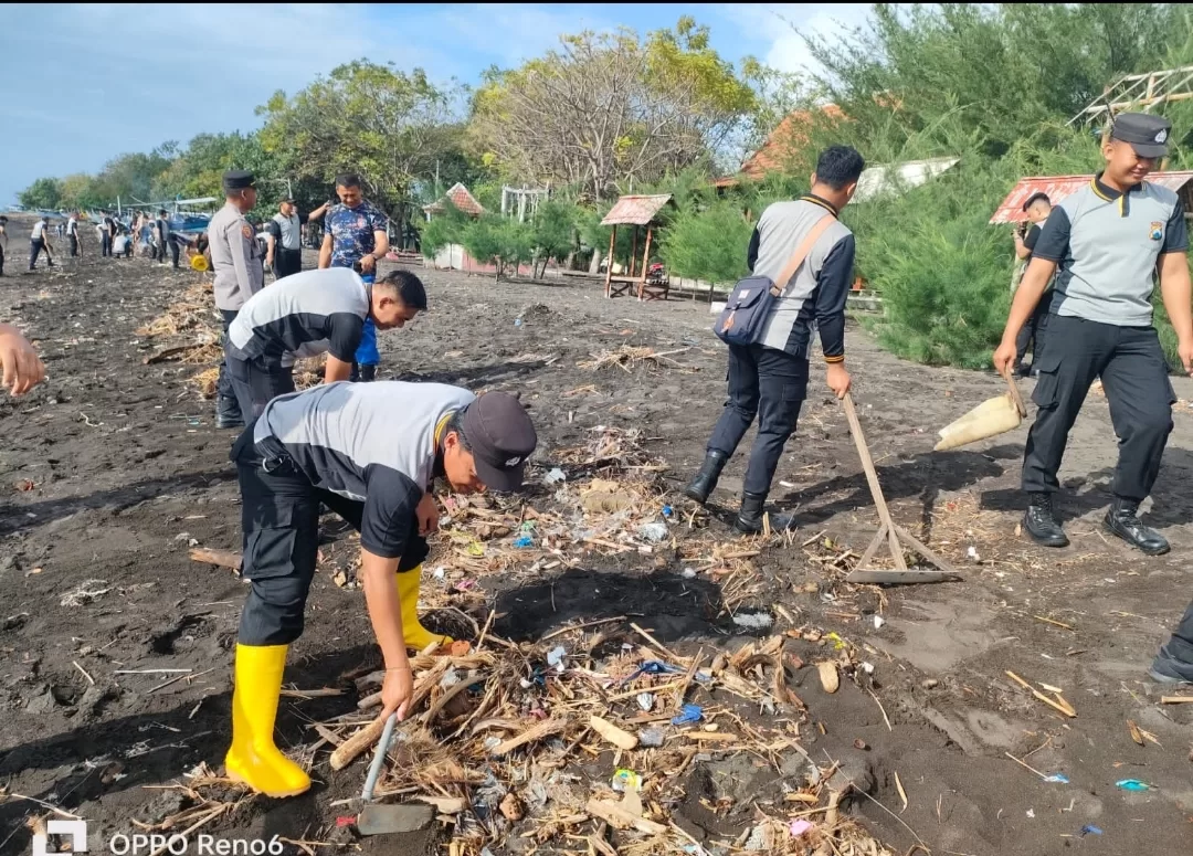 Polres Banyuwangi Kerahkan Anggota Bersihkan Pulau Santen