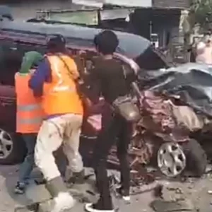 Kurang Seksama Saat Mendahului, Pick up dan Kijang Hancur Adu Muka