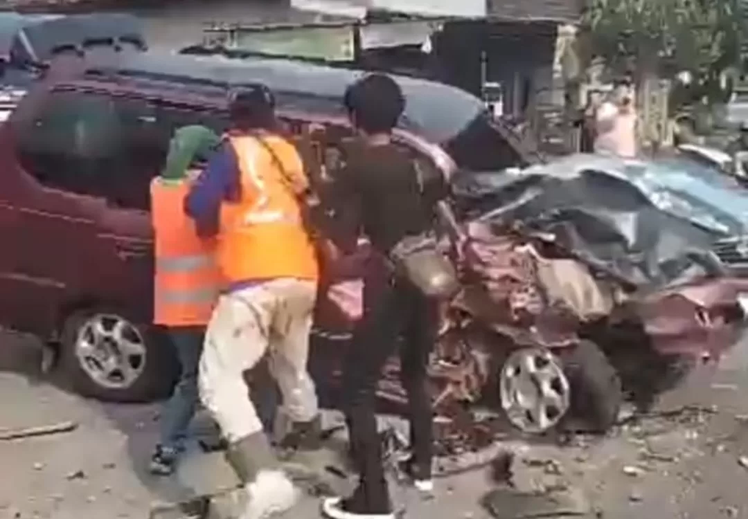 Kurang Seksama Saat Mendahului, Pick up dan Kijang Hancur Adu Muka