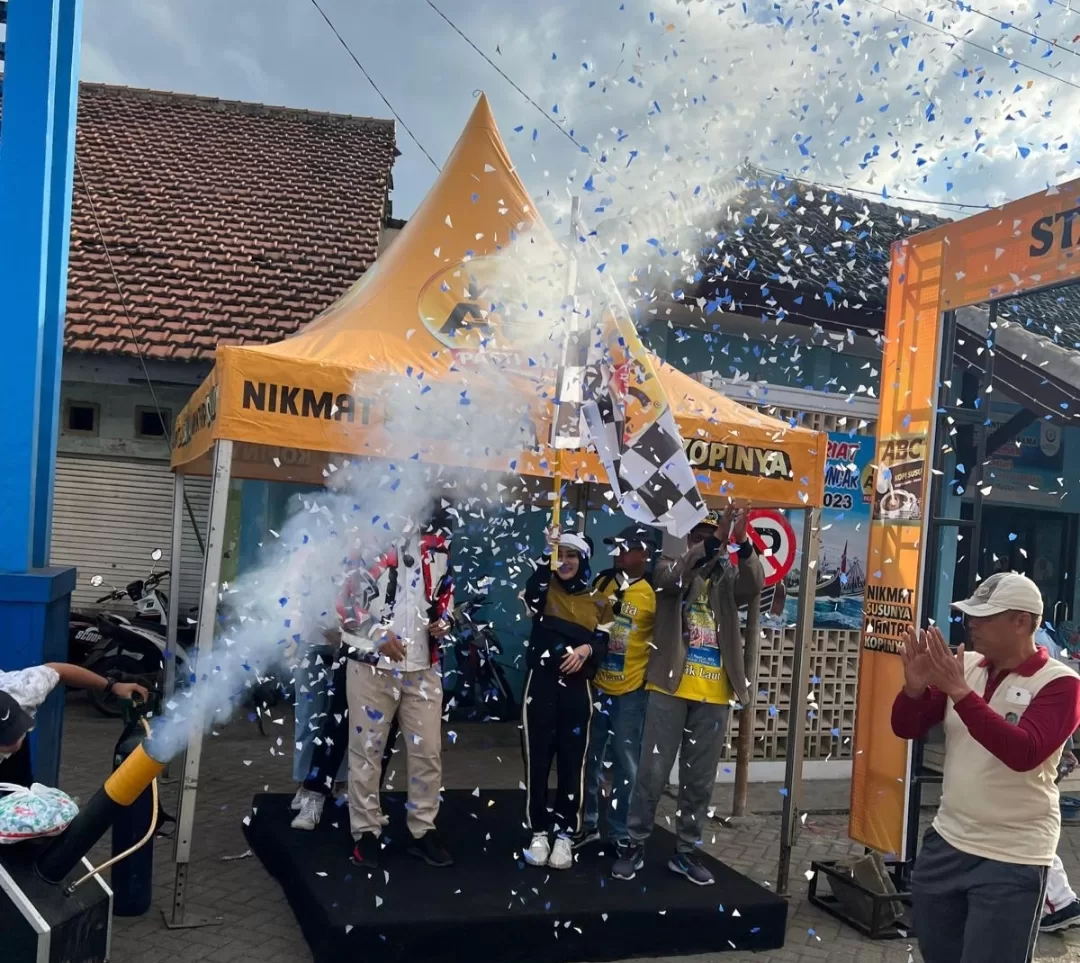 Desi Lepas Puluhan Ribu Peserta Jalan Sehat Petik Laut Muncar 2023