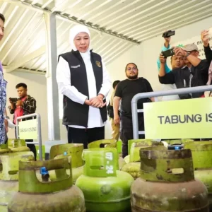 Gubernur Khofifah Pastikan Elpiji 3 kg di Jatim Aman dan Distribusi Lancar Gubernur Khofifah Pastikan Elpiji 3 kg di Jatim Aman dan Distribusi Lancar
