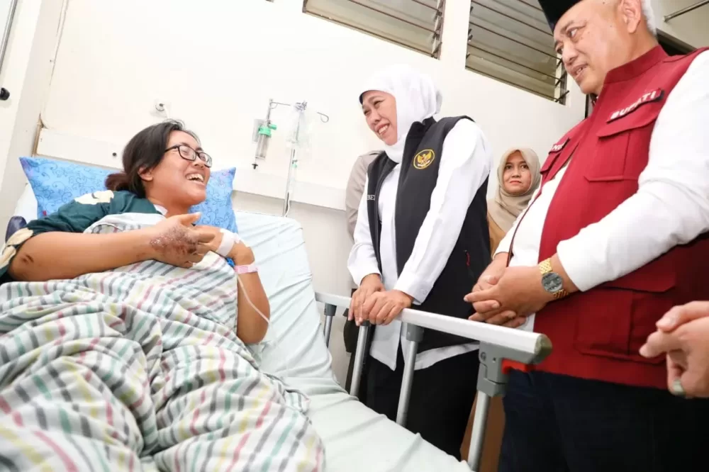 Gubernur Jenguk Korban Longsor di RSUD Kanjuruhan