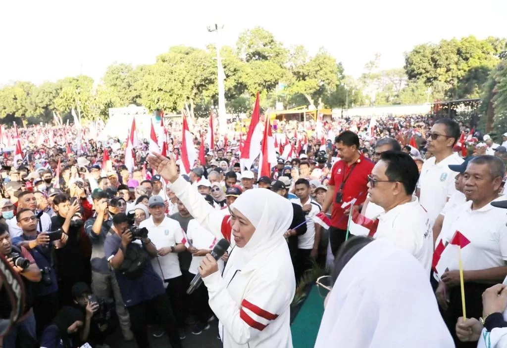 Bawa Bendera Merah Putih, Puluhan Ribu Masyarakat Jatim Ikuti Jalan Sehat 1 Muharram 1445 H