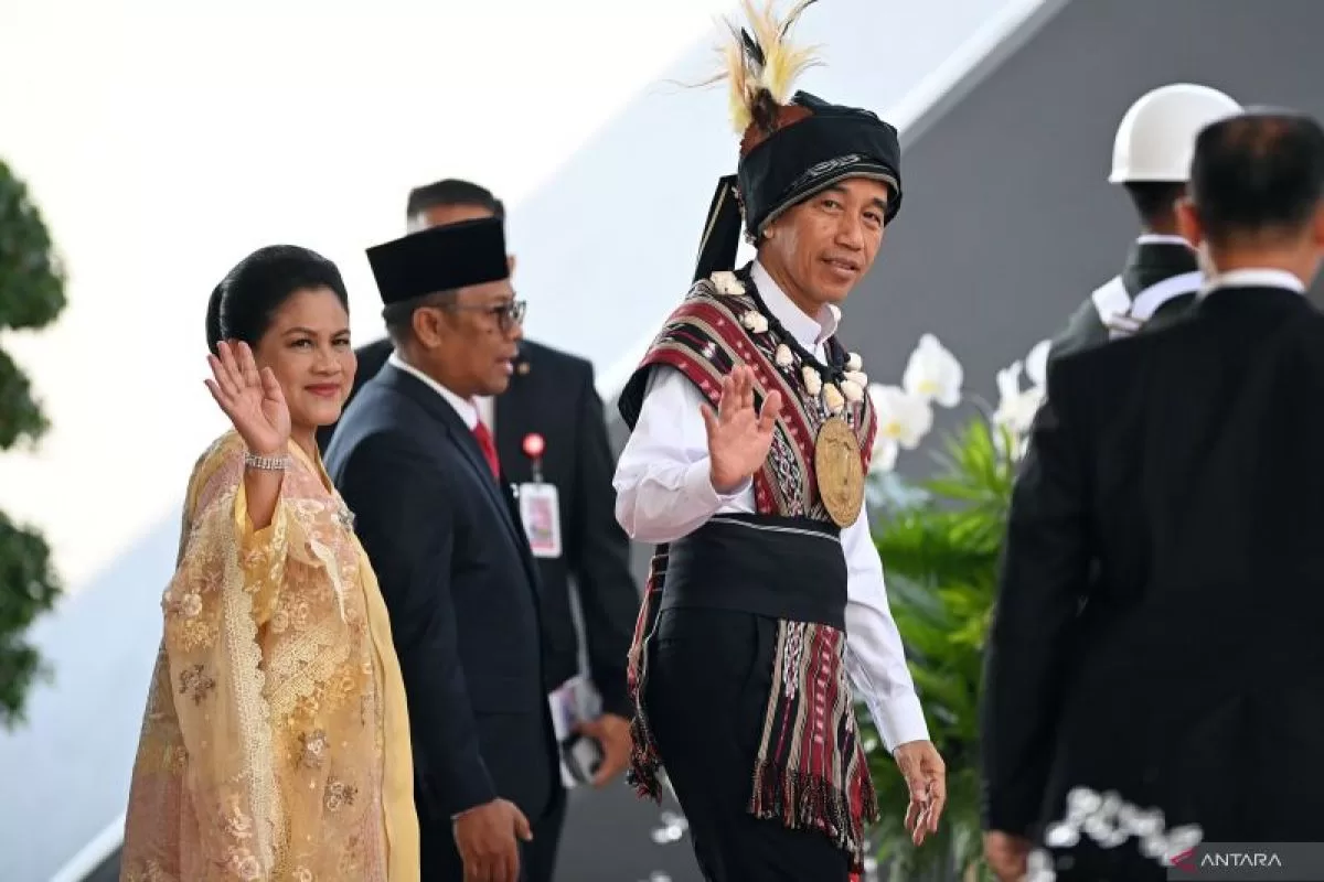 Pengamat Tangkap Pesan Hati-hati Presiden Lewat Busana Tanimbar Maluku