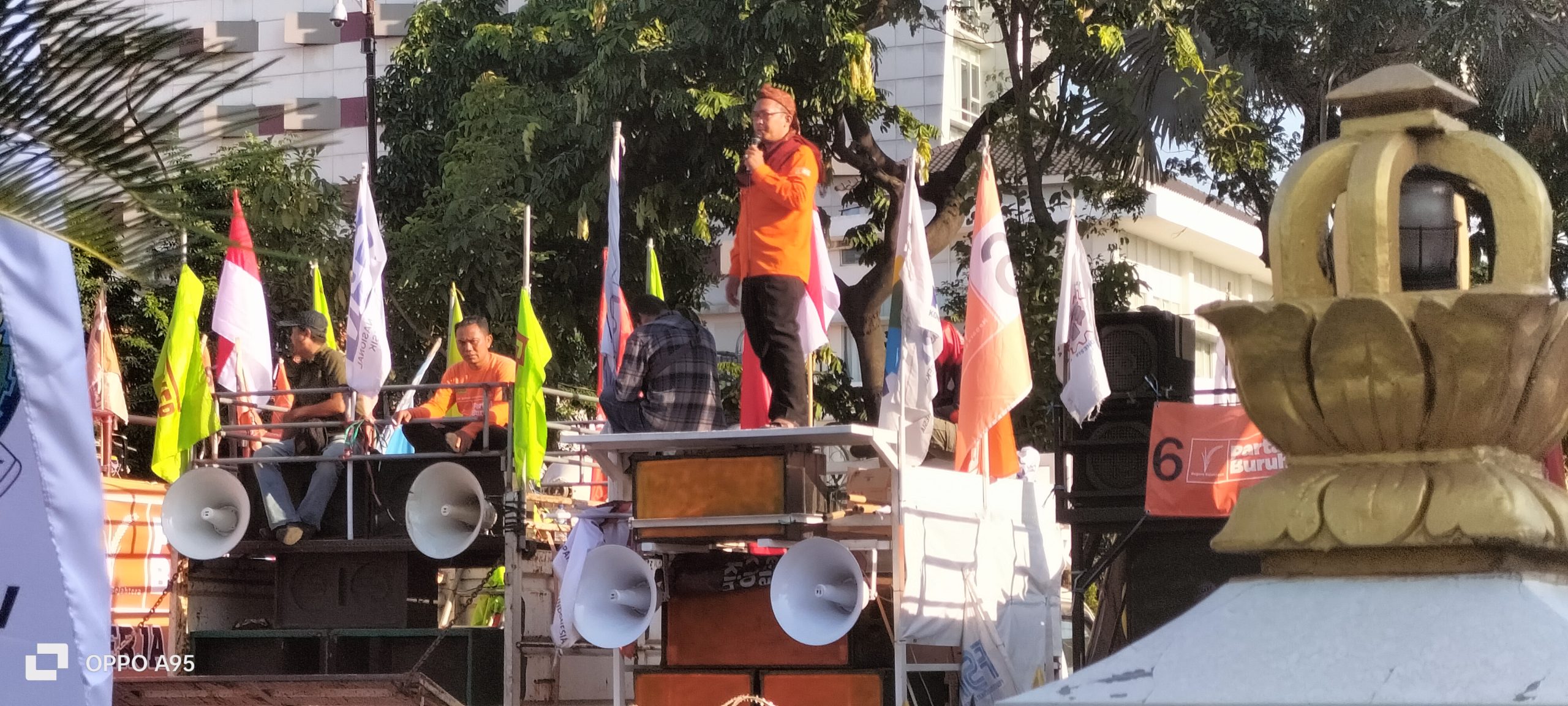 Buruh Demo Tuntut Janji Khofifah