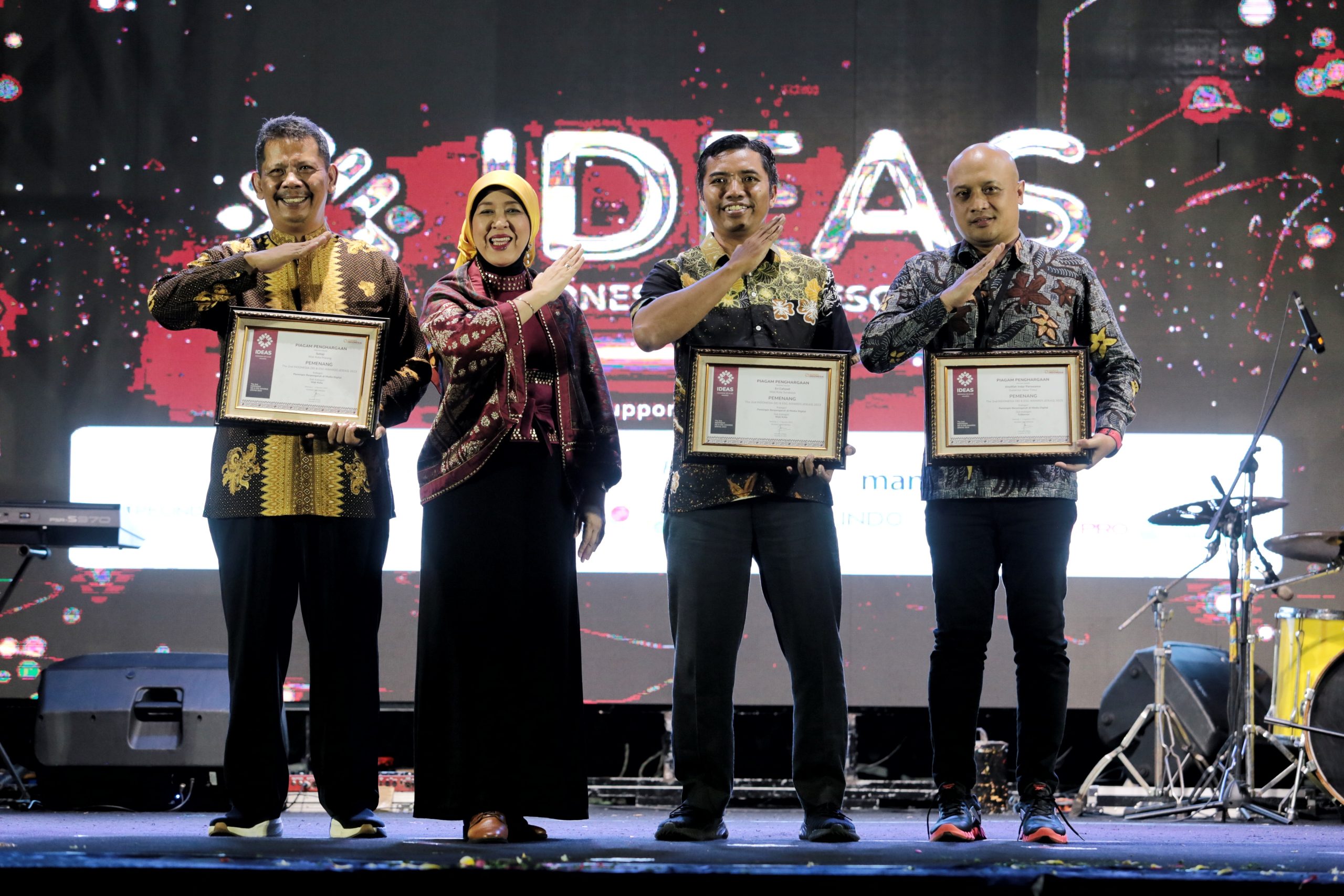 Wali Kota Surabaya Raih Penghargaan Pemimpin Berdampak di Media Digital