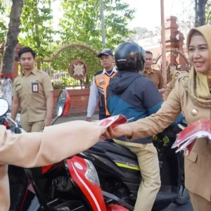 Walikota Ning Ita Bagikan 7.800 Bendera Merah Putih di Alun-Alun Kota Mojokerto Walikota Ning Ita Bagikan 7.800 Bendera Merah Putih di Alun-Alun Kota Mojokerto