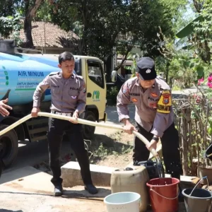Polresta Banyuwangi Bantu 10 Mobil Tangki Air Bersih di Kecamatan Wongsorejo