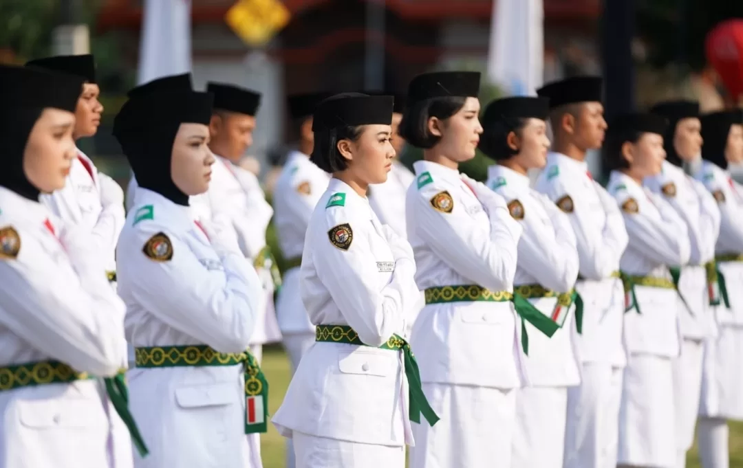 Kukuhkan 76 Paskibraka, Gubernur Khofifah Pesankan Jaga NKRI dan Rawat Kebhinekaan