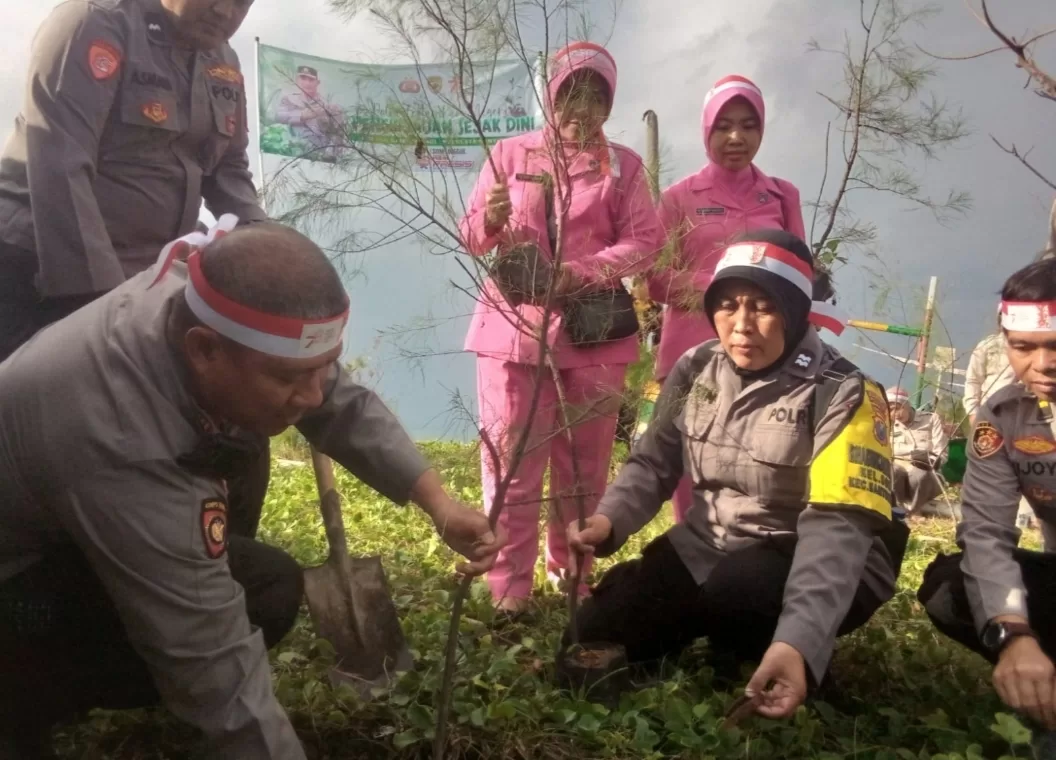 Tanam Puluhan Pohon Cemara di Pantai Wonosari Sobo Tandai HUT 78 Kemerdekaan RI