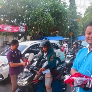 KNPI Kota Kediri Bagikan Ratusan Bendera Merah Putih Gratis Untuk Masyarakat