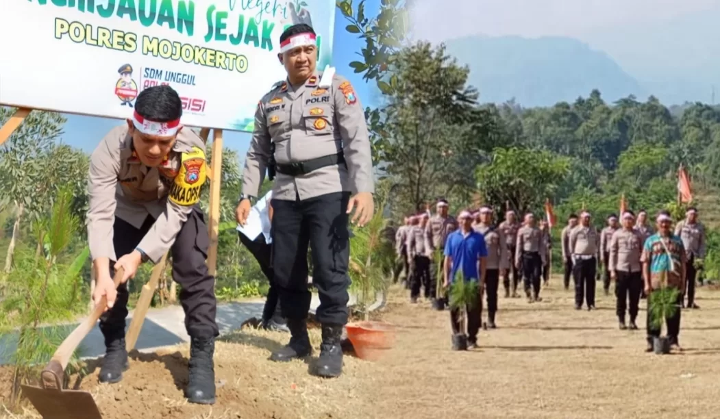 Meriahkan HUT 78 RI, Polres Mojokerto Gelar Bakhti Sosial Tanam Pohon di Trawas