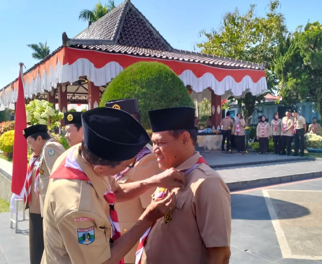 Ketua DPRD Magetan H. Sujatno, S.E., M.M. Terima Penghargaan Lencana Pancawarsa