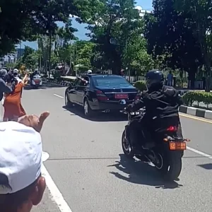 Presiden Jokowi Tiba di Palu Disambut Ratusan Warga