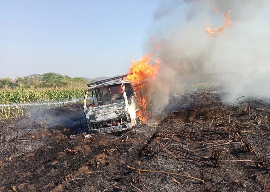 Korsleting Instalasi Kelistrikan, Truk Terbakar Sambar Lahan Tebu di Magetan