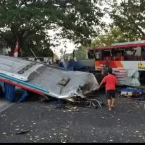 Dua Bus Cepat Antar Provinsi Bertabrakan di Ngawi, 3 Penumpang Tewas Dua Bus Cepat Antar Provinsi Bertabrakan di Ngawi, 3 Penumpang Tewas