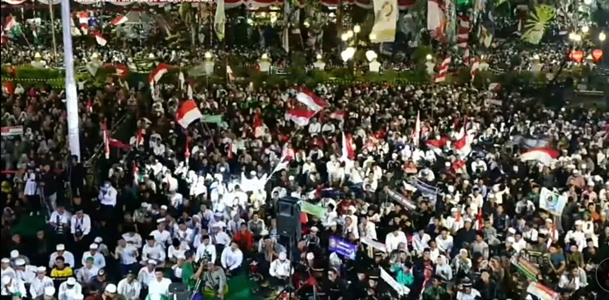 Dzikir dan Shalawat Bersama Habib Syech di Gedung Negara Grahadi