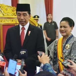 Iriana Jokowi dan 17 Tokoh Lainnya Dianugerahi Tanda Kehormatan Iriana Jokowi dan 17 Tokoh Lainnya Dianugerahi Tanda Kehormatan