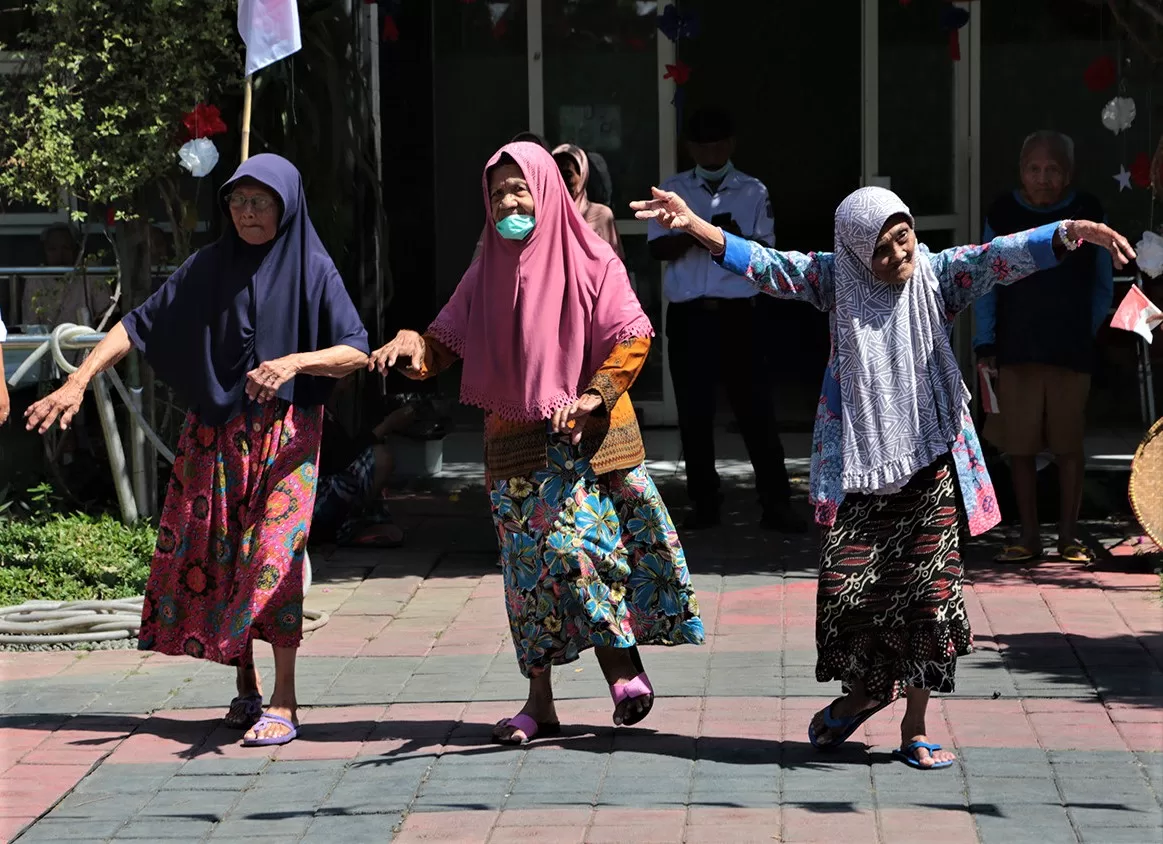 Hebohnya Lansia Griya Werdha Surabaya Ikut Lomba Agustusan
