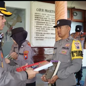 Polresta Banyuwangi Bagikan Buku untuk Meningkatkan Literasi