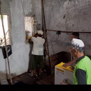 Warga Gotong Royong, Pemkab Pasuruan Belum Juga Hadir Warga Gotong Royong, Pemkab Pasuruan Belum Juga Hadir