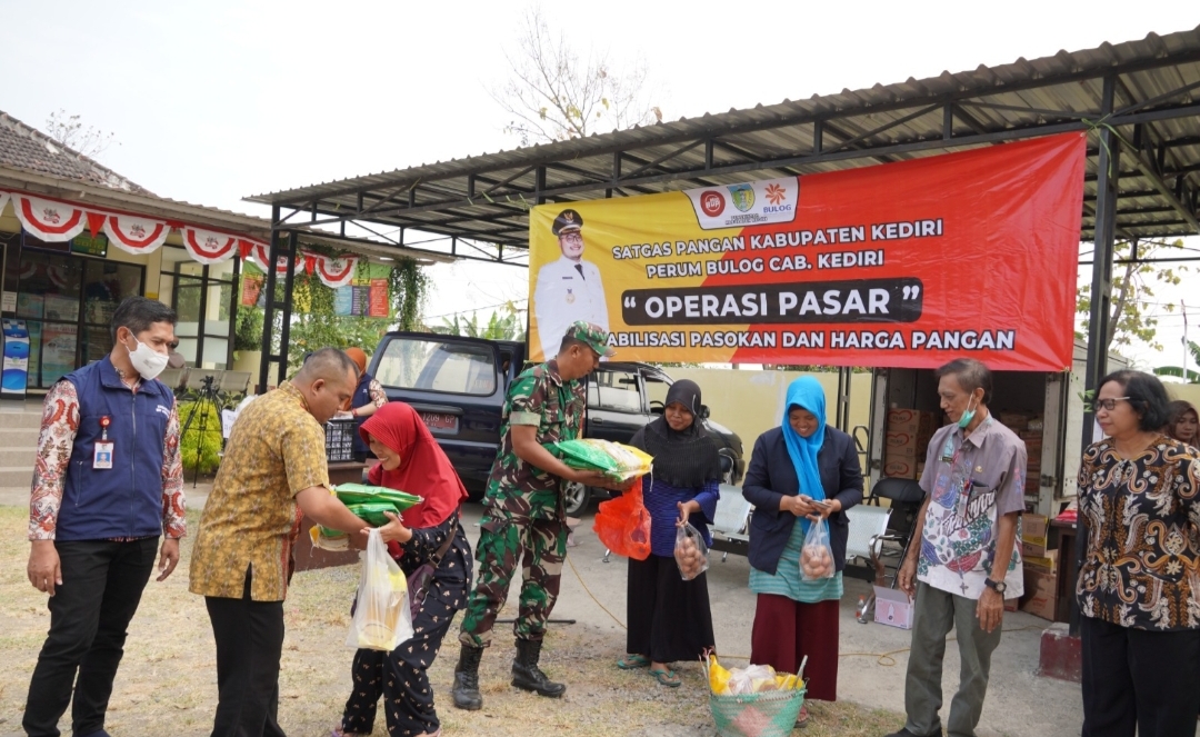8 Ton Beras Operasi Pasar Ludes Diserbu Masyarakat Kecamatan Badas