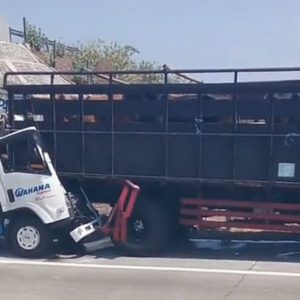 Sopir Truk Logistik Tewas Seruduk Bokong Truk Parkir di Tol Ngawi Sopir Truk Logistik Tewas Seruduk Bokong Truk Parkir di Tol Ngawi