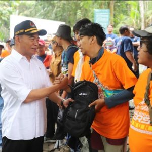 Bersih-Bersih Gunung Gede Pangrango Libatkan Anak-Anak Muda Indonesia