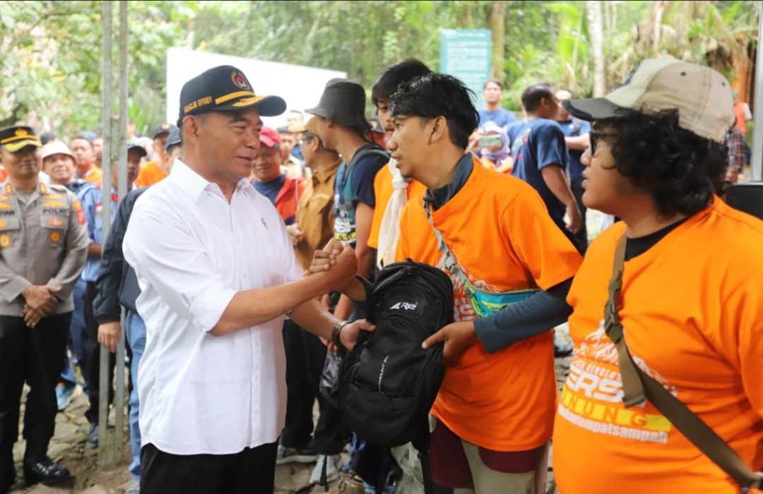 Bersih-Bersih Gunung Gede Pangrango Libatkan Anak-Anak Muda Indonesia