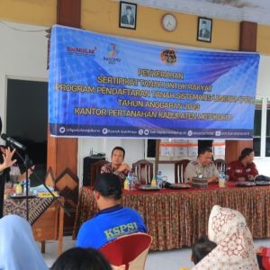 Bupati Mojokerto Ikfina Serahkan Sertifikat Program PTSL Bupati Mojokerto Ikfina Serahkan Sertifikat Program PTSL