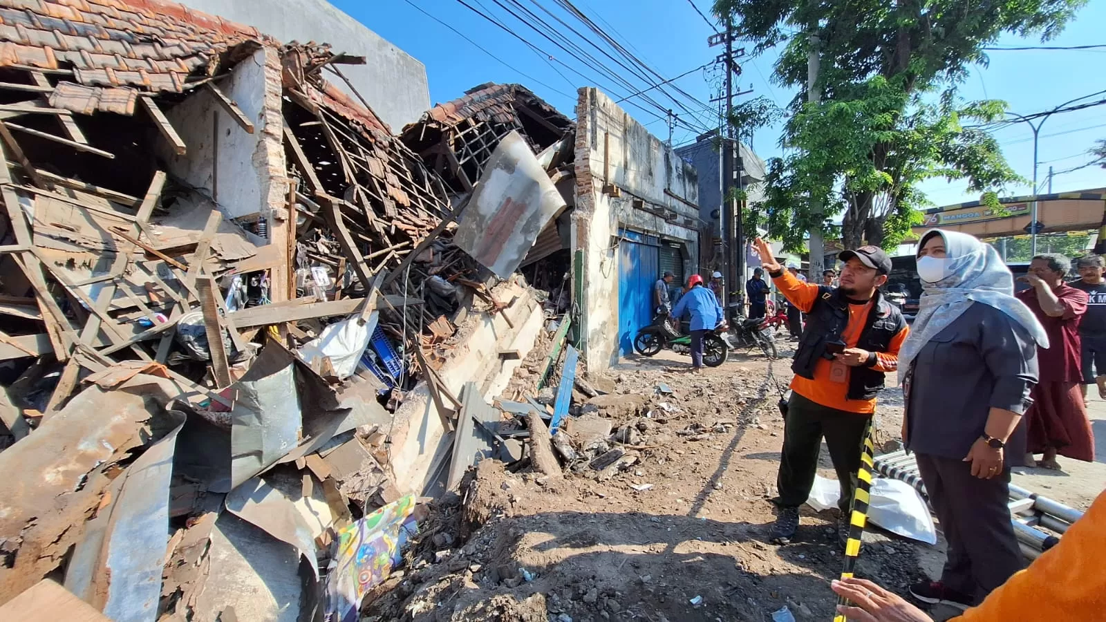 BPBD Surabaya Bantu Evakuasi Rumah Ambruk di Kapasari