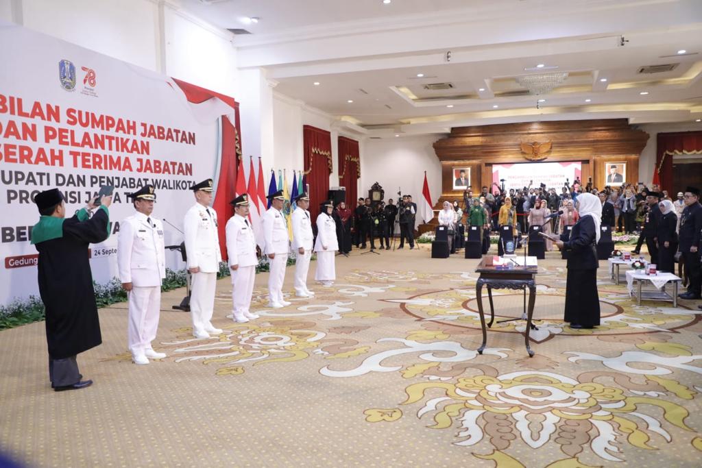 Gubernur Khofifah Lantik 6 Pj Bupati, Tugas Mendesak Menyiapkan RAPBD