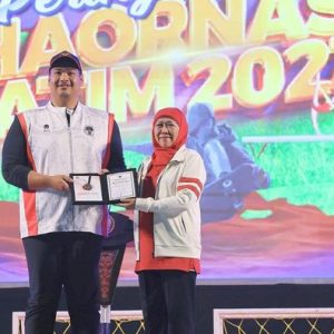 Terpilih Pelaku Olahraga Terbaik, Menpora Beri Khofifah Bibit Pohon Beringin