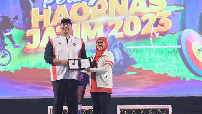 Terpilih Pelaku Olahraga Terbaik, Menpora Beri Khofifah Bibit Pohon Beringin