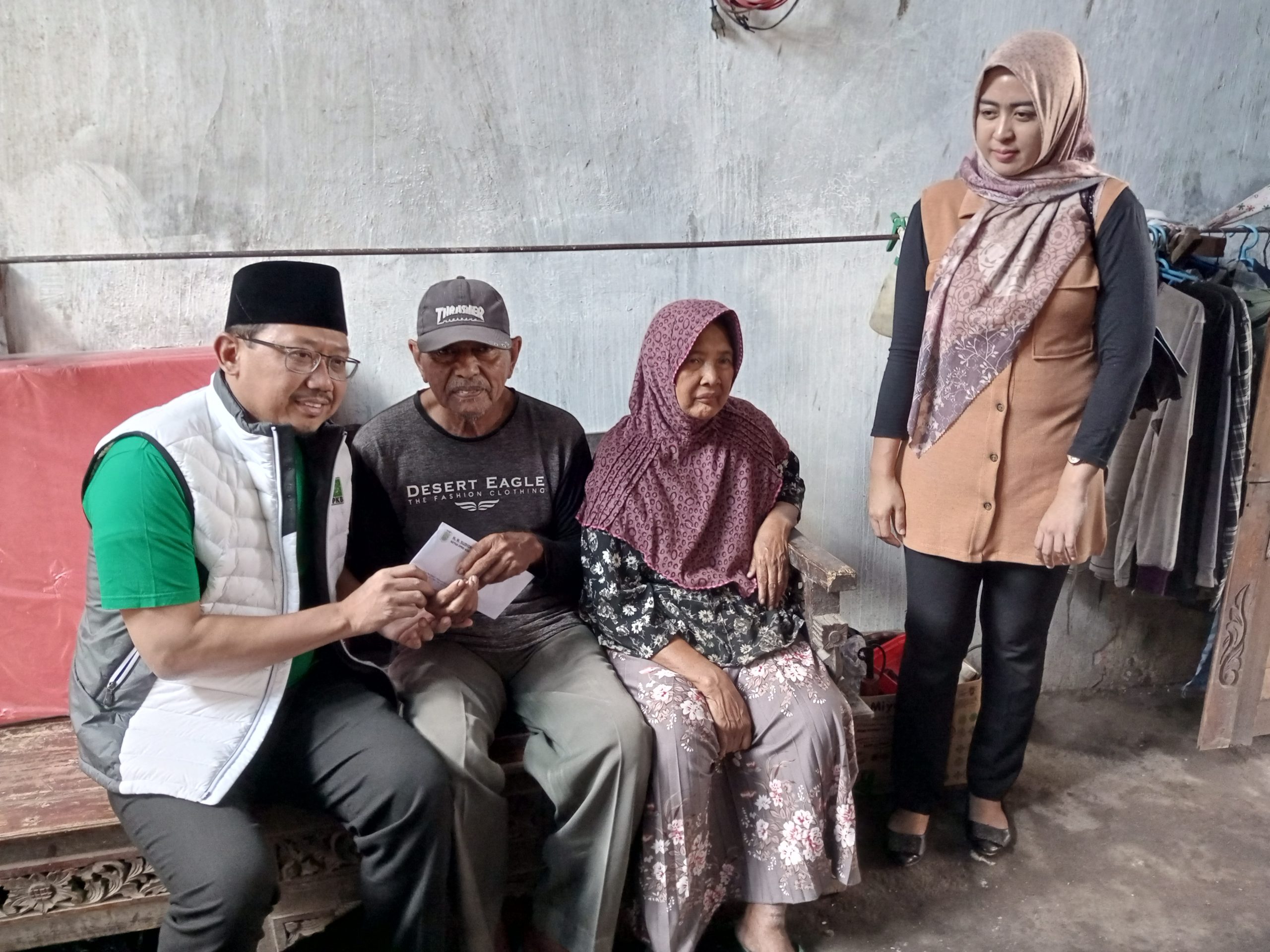 Wujud Rasa Simpati, Mas Dion Bantu Para Korban Kebakaran Rumah