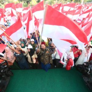 Tebar 10 Juta Bendera, Terima Penghargaan Mendagri Tebar 10 Juta Bendera, Terima Penghargaan Mendagri