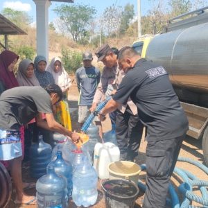 Polresta Banyuwangi Distribusikan Air Bersih ke Warga Bangsring, Kampung Ujung dan Pakis