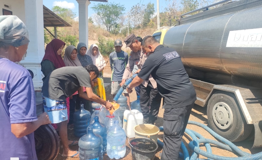 Polresta Banyuwangi Distribusikan Air Bersih ke Warga Bangsring, Kampung Ujung dan Pakis