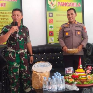 HUT ke 78 TNI, Kapolsek Palu Barat Beri Tumpeng Ke Danramil 1306-01