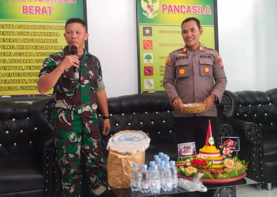 HUT ke 78 TNI, Kapolsek Palu Barat Beri Tumpeng Ke Danramil 1306-01