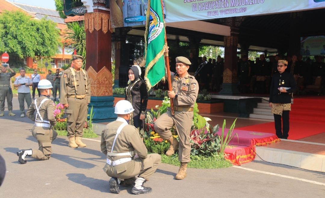 Kirab Pataka Jer Basuki Mawa Beya Sambut HUT Jatim 78 Tiba di Kabupaten Mojokerto