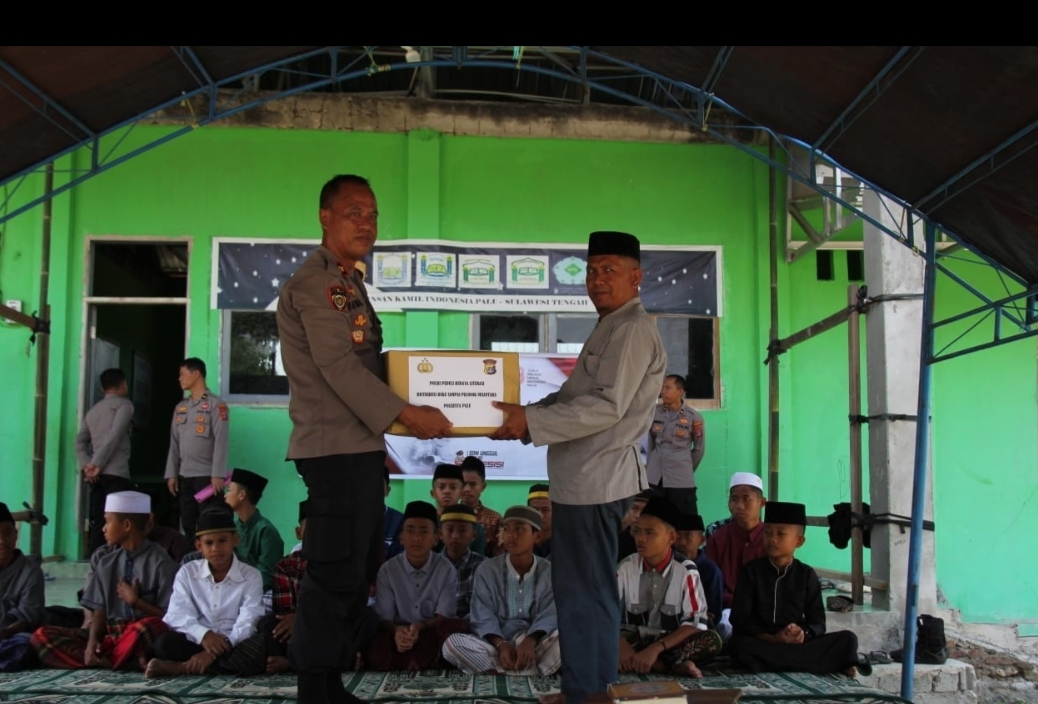 Peduli Literasi, Polresta Palu Salurkan Buku ke Pondok Pesantren Nurul Huda