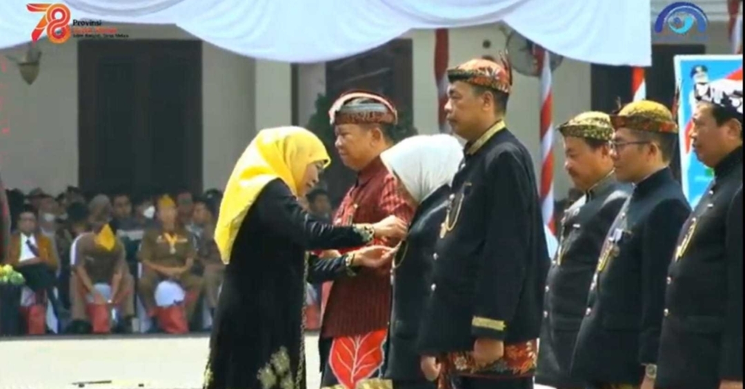 Walikota Mojokerto Terima Penghargaan Lencana Jer Basuki Mawa Beya, di HUT 78 Provinsi Jatim