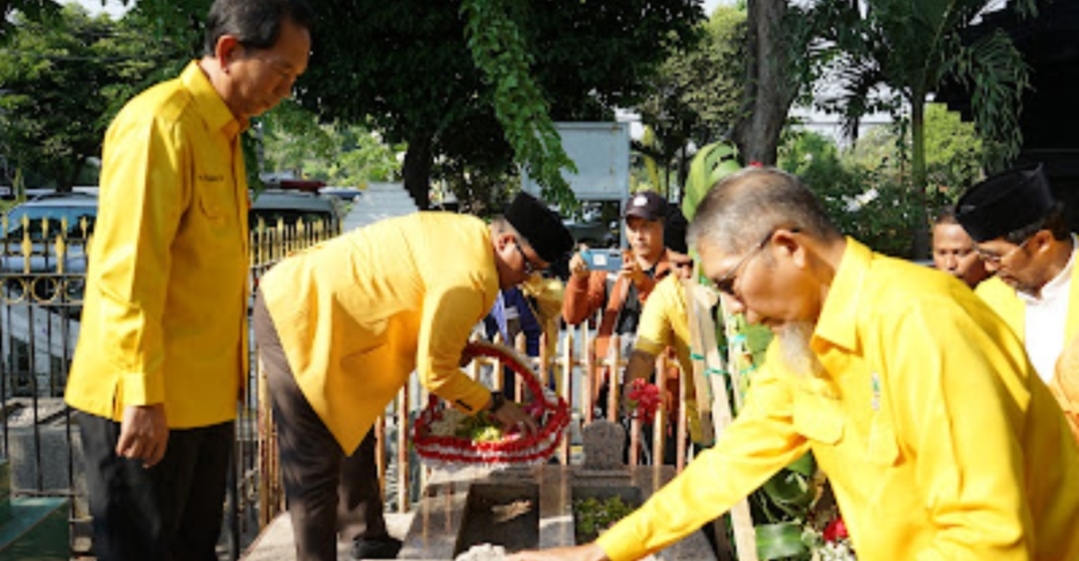 Peringati HUT Ke-59, Golkar Jatim Ziarah ke Makam Para Tokoh  