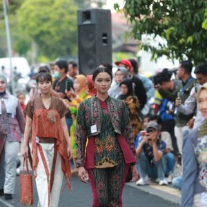 Mengawali Batik Festival, Banyuwangi Gelar Fashion On Pedestrian