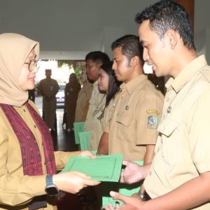 Ratusan Guru Dan Tenaga Kesehatan Banyuwangi Terima SK Jabatan Fungsional