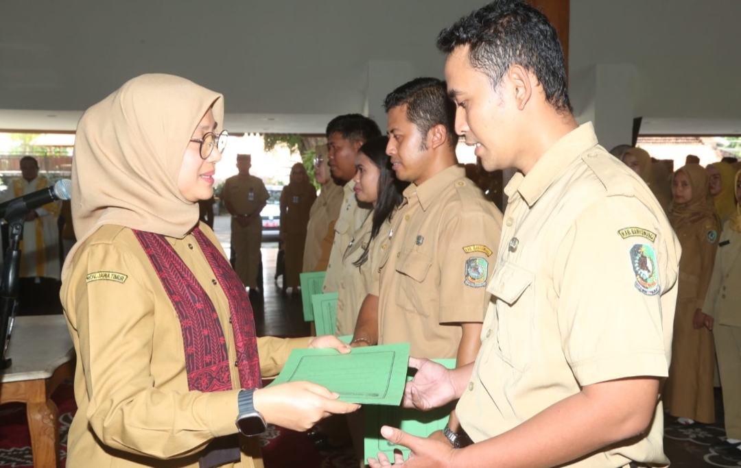 Ratusan Guru Dan Tenaga Kesehatan Banyuwangi Terima SK Jabatan Fungsional