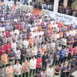 Ribuan Santri Ponpes Wali Barokah Kediri Salat Istisqa’ Minta Hujan