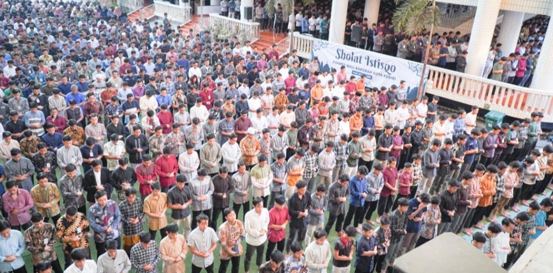 Ribuan Santri Ponpes Wali Barokah Kediri Salat Istisqa’ Minta Hujan